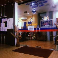 Batu pahat terbahagi kepada dua zon utama iaitu zon barat dan zon timur. Pejabat Daerah Batu Pahat Batu Pahat Johor