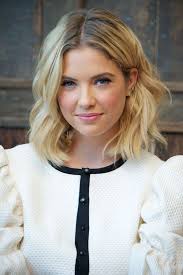 Diese frisur ist ideal für halblanges haar geeignet und ist blitzschnell frisiert. Schulterlanger Haarschnitt Blonde Haare Und Blaue Augen Weisser Blazer Mit Schwarzen Kanten Halblange Haare Haarschnitt Halblang Haarschnitt