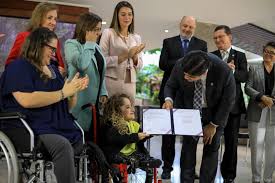 En pleno debate sobre el lenguaje inclusivo y su incorporación a la constitución, aprovechamos para reivindicar un tratamiento adecuado para referirse a las personas con discapacidad. Reforma Constitucional Utilizara Lenguaje Inclusivo Para Referirse A Personas Con Discapacidad Y Adultas Mayores Diario Digital Nuestro Pais