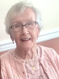 Ellen Gilmore's Instagram, Twitter & Facebook