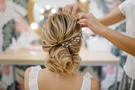 Découvrez les bijoux de tête africain et. Coiffeur Femme Tissant Des Cheveux Tresses Style De Mariage Photo Gratuite
