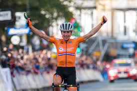Terwijl anna kiesenhofer volledig uitgeput en dapper naar goud soleerde, werd er achter haar aangevallen. Annemiek Van Vleuten Reed Een Solo Voor De Eeuwigheid Nrc