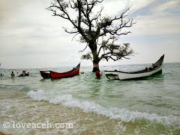 Hasil gambar untuk foto pemandangan indah aceh lampuuk pasir putih