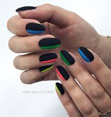 Pintar uñas bonitas con diseños fáciles y sencillos es la meta de toda mujer que se preocupa por su apariencia. Master Koba Valya Kstati S Chernym Sochetaetsya Absolyutno Lyuboj Cvet Arte De Unas Negras Diseno De Unas Mate Unas Con Rayas