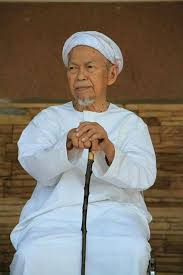 Awal pagi hari ini, kelihatan orang ramai hadir ke rumah allahyarham datuk nik aziz nik mat di pulau melaka, kota bharu untuk memberi penghormatan terakhir kepada pemimpin ulung itu. Missed Young Entrepreneurs Motivation Inspiration Nik