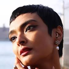 Bright Lines: A Novel: Islam, Tanwi Nandini: 9780143123132: Amazon.com:  Books