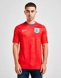Das aktuelle england nationalmannschafts trikot 2020/21 kannst du bei 11teamsports günstig und selbstverständlich findest du nächstes jahr dann auch das aktuelle england trikot 2021 / 2022. Nike England Pre Match Trikot Herren Rot Jd Sports