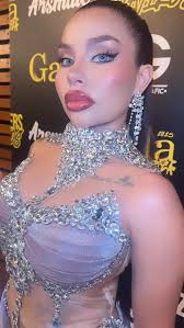 Oufit que lamentablemente no pude lucir en la alfombra roja a si que se los  modelo a ustedes jajajaja ¿Qué opinamos 🥰 del 1 al 10?👀🩷, || Vestido:  @akabratty ✨, || GALA —@influencerscallejeros 🎥