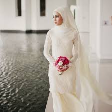 Baju melayu putih, sampin putih, songkok hitam. Inspirasi Hijab Simple Untuk Akad Nikah Pengagum Pencipta Langit