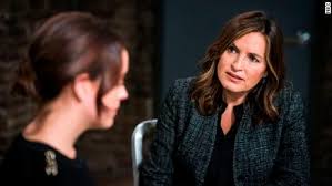 Detectives who are part of the nypd's special victims unit investigate crimes against the vulnerable. Mariska Hargitay Honored Law Order Svu Helped Girl Escape Abduction Cnn