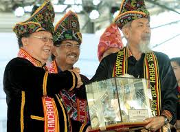 .keputusan yang dipertua negeri membubarkan dewan undangan negeri (dun) sabah pada 30 julai adalah isu perlembagaan yang penting dan perlu firoz mewakili 33 adun diketuai bekas ketua menteri sabah, tan sri musa aman merayu terhadap keputusan mahkamah tinggi kota kinabalu. Sabah Cm Launches Month Long Kaamatan Festival