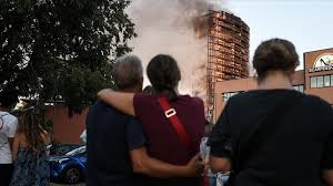 Le fiamme hanno attaccato una palazzina di cinque piani. Vgmjppohnlv6sm