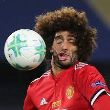 Während im fußballspiel für feldspieler das absichtliche berühren des balles mit hand oder arm (handspiel) als regelwidrig geahndet wird, ist das spielen des balles mit dem kopf erlaubt. Marouane Fellaini Vom Manchester United Zieht Grimasse