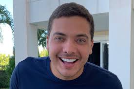 Wesley oliveira da silva (fortaleza, 6 de setembro de 1988), mais conhecido como wesley safadão, 1 é um cantor, produtor musical, empresário e apresentador brasileiro.começou a carreira em 2003 liderando a banda garota safada e, a partir de 2007, ganhou notoriedade na região nordeste, e logo passou a ter projeção nacional, se apresentando em todas as regiões do brasil. Apos Ser Acusado De Mentir Wesley Safadao Mostra Exame Positivo De Covid 19 Marcia Piovesan