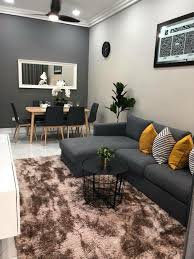 Dalam membuat desain rumah minimalis seperti desain ruang tamu, kadang kita hanya sekedar membuat ruang tanpa memikirkan konsep cara menata rumah agar tampak rapi, sehingga ketika bangunan sudah jadi kadang tampak biasa saja. Desain Ruang Tamu Lesehan Minimalis Radea