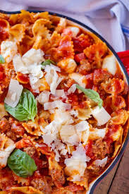 Easy Skillet Lasagna Is A Hearty Cheesy One Pot Dinner Made With Ground Beef Ricotta Cheese And Farfall Farfalle Recipes Easy Pasta Recipes Skillet Lasagna