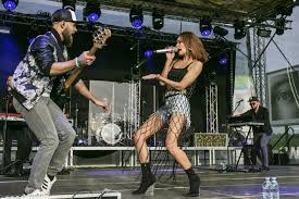 Polish singer and songwriter whose 2014 single teraz ty peaked at the number four position on poland's popular music charts. Piknik W Redzikowie Zagrala Natalia Szroeder Wideo Zdjecia Glos Pomorza