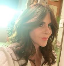 Con una foto del pasado Rebecca Jones conmemora el Día Mundial del Cáncer  de Ovario, el mismo que ella padeció