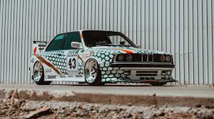 Very hard to pull off 17s on an e30, this guys done it tastefully. Bmw E30 Gets A Wild Makeover Complete With Retro Tictac Livery