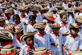 Maybe you would like to learn more about one of these? Ninos Estan Vistiendo La Ropa Tradicional Columbian Que Es Colorida Ustedes Son Joven Caribbean Outfits Barranquilla Kids Costumes