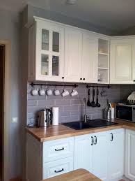 газовой колонкой хрущевке дизайн маленькой кухни фото 6 кв м с холодильником Malenkaya Uglovaya Kuhnya V Sero Beloj Gamme Kitchen Interior Kitchen Design Small Kitchen Remodel Small