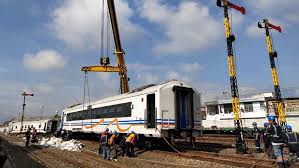 Gambar kereta api melitasi bukit. 2 Dari 4 Gerbong Ka Gajayana Yang Anjlok Di Stasiun Malang Kota Lama Berhasil Dievakuasi Bagian 1