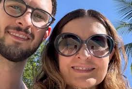 Fátima Bernardes posa com o filho, que mora na França: 'Vale até foto  descabelada'