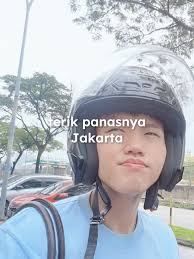 Akan kuhadapi semua macet, debu, panas Jakarta Selagi aku bisa selalu  eksfoliasi pake Scarlett AHA Body Serum