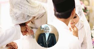 Kini, hampir sebulan isteri bersikap dingin dan saya sendiri gagal memujuknya untuk daripada penerangan ringkas yang diberikan oleh saudara mengenai lafaz cerai tersebut, saya berpandangan bahawa saudara belum melafazkan lagi. Suami Lafaz Cerai Waktu Pkp Tak Sangka Peguam Syarie Ini Bagi Penyelesaiannya Nona
