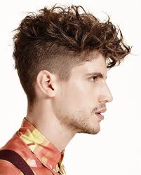 Undercut Manner Trendfrisur Facettenreich Wandelbar Und Maskulin Frisurenfrauen Haarmo Frisuren Manner Locken Frisuren Manner Locken Kurz Lockige Frisuren