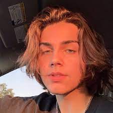 La Imagen Puede Contener Una O Varias Personas Y Primer Plano Boys Long Hairstyles Blonde Hair Boy Blonde Boy Aesthetic