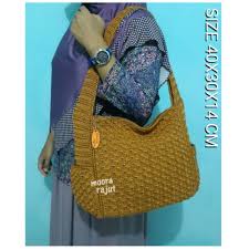 Tidak begitu sulit untuk menemukan tas rajut di pasaran, karena memang tas rajut merupakan salah satu benda rajut paling diminati. Tas Rajut Nilon Full Rajut Saku Kuning Gold Shopee Indonesia
