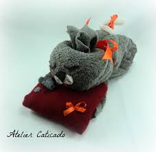 La serviette éponge est la plus absorbante. Chat En Serviette De Toilette Gris Chatounet Accessoires De Maison Par Atelier Caticado Serviette De Toilette Pliage Serviette De Bain Accessoire Maison