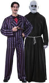 Zur familie gehören außerdem onkel fester (jackie coogan), der sich gerne im streckbett foltert, die kinder pugsley (ken weatherwax) und the addams family is the creation of american cartoonist charles addams. Gomez Und Fester Addams Family Halloween Paarkostum Lila Schwarz Grau