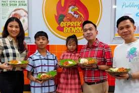Meski ayam geprek ini memang bukanlah sebuah resep baru dalam dunia kuliner indonesia, namun ketenaran yang didapat oleh kuliner yang. Nasi Daun Jeruk Geprek Bensu Geprek Bensu Masih Fresh Menu Yang Paling Baru Ini Facebook Nantinya Bisa Merasakan Sensasi Makan Ayam Geprek Yang Memiliki Rasa Shantelle States