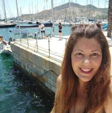 MODESTIA APARTE SE ASOMA A LA VENTANA DE EVA EN MARES DE PAPEL