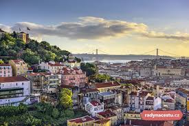 Na rozdíl od metropolitního lisabonu si výrazně uchovalo kouzlo starých dob. 10 Duvodu Proc Navstivit Lisabon Starobyly Hrad Ctvrt Objevu Silne Vino I Zazitky Magazin Radynacestu Cz