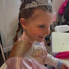 Super preppy spa party with all the pretty things to celebrate the  Bryncess' 9th birthday. Highly recommend @bellarosebeautybymichele located  at @ria_aesthetic_lounge for all the little ladies. Mini manicures, hair  styling, mini facials,