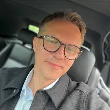 Nasza „PRZYSZŁOŚĆ” Szczuczyna dzisiejszego wieczoru właśnie zrobiła  pierwszy krok w dorosłość! Studniówka to piękny moment, dziś WASZ wieczór,  za sto dni matura, a za kilka lat własne wspomnienia, do których będziecie  wracać