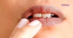 Saat menggunakan make up anda biasanya akan menggunakan concealer khusus untuk menyamarkan noda hitam tapi sekarang ada juga bibi concealer khusus yang berguna memberi efek tipis sebelum penggunaan lipstik. Doktor Ini Jelaskan Sebab Bibir Jadi Gelap Salah Satunya Tabiat Gigit Bibir Hijabista