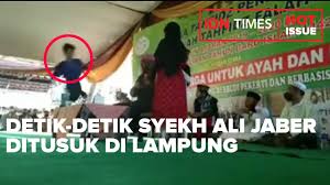 Syekh ali jaber ditusuk oleh orang tak dikenal, bahkan pisaunya sampai patah, namun syekh masih tetap tolong pelaku. Detik Detik Syekh Ali Jaber Ditusuk Di Lampung Youtube