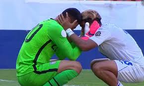 He donned the familiar blue goalkeeper shirt, his usual goalkeepers' gloves, and the highlighter. Honduras Player Consoled The U S Gk After Blunder Ended Olympic Hopes