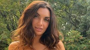 Jun 15, 2021 · ginevra ed elettra lamborghini a caccia di fan. Elettra Lamborghini Svela Perche La Sorella Ginevra Non Era Al Matrimonio