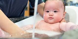 Cara paling cepat mengatasi anak panas di malam hari adalah dengan memberinya obat penurun panas, seperti parasetamol atau ibuprofen. Cara Menurunkan Panas Pada Bayi Dengan Cepat Dan Efektif