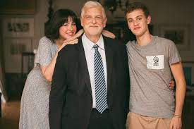 Εμπρηστική ανάρτηση του γιάννη λοβέρδου ενάντια στον σκηνοθέτη που έπεσε θύμα της αστυνομικής αυθαιρεσίας. Giannhs Loberdos On Twitter Kalhmera Kai Kalo Sk Filoi Moy Shmera Petroy Kai Payloy Einai H Megalyterh Giorth Gia Mena San Shmera Giortaze O Pateras Moy O Petros Poy Toy Ofeilw Ta