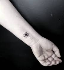 Relativement rare on estime qu il existe un trèfle à quatre feuilles pour dix mille trèfles à trois feuilles. Four Leaf Clover Tattoo Stellatxttoo Stellatxttoo Clover Tattoos Shamrock Tattoos Irish Tattoos