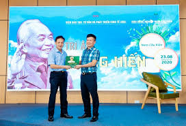Năm 1945, ông tham gia phong trào việt minh tại địa phương và gia nhập đảng cộng sản đông dương ngày 19 tháng 6 năm 1949. Tri An Va Cá»'ng Hiáº¿n Baotintuc Vn