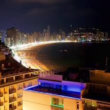 Vistas Nocturnas Que Enamoran A Cualquiera Paisajes Que Recordaras Siempre En Tu Mente Hotelcentromar Centromarbenidorm Hotel Benidorm Benidorm Hoteles