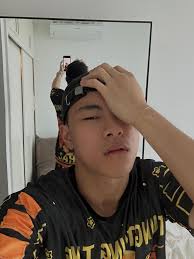 David Nguyễn là một chàng trai có vẻ đẹp cuốn hút và đầy phong cách. Khuôn  mặt anh nổi bật với những đường nét hài hòa, đặc biệt là đôi mắt sâu