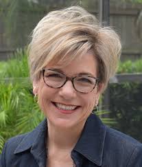 Lisa Pompa's Instagram, Twitter & Facebook